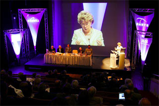 Uploaded Image: reding1.jpg